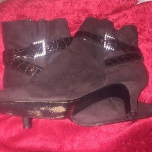 "AMANDA" Brown Suede booties, size 10W.  ❌❌$$39